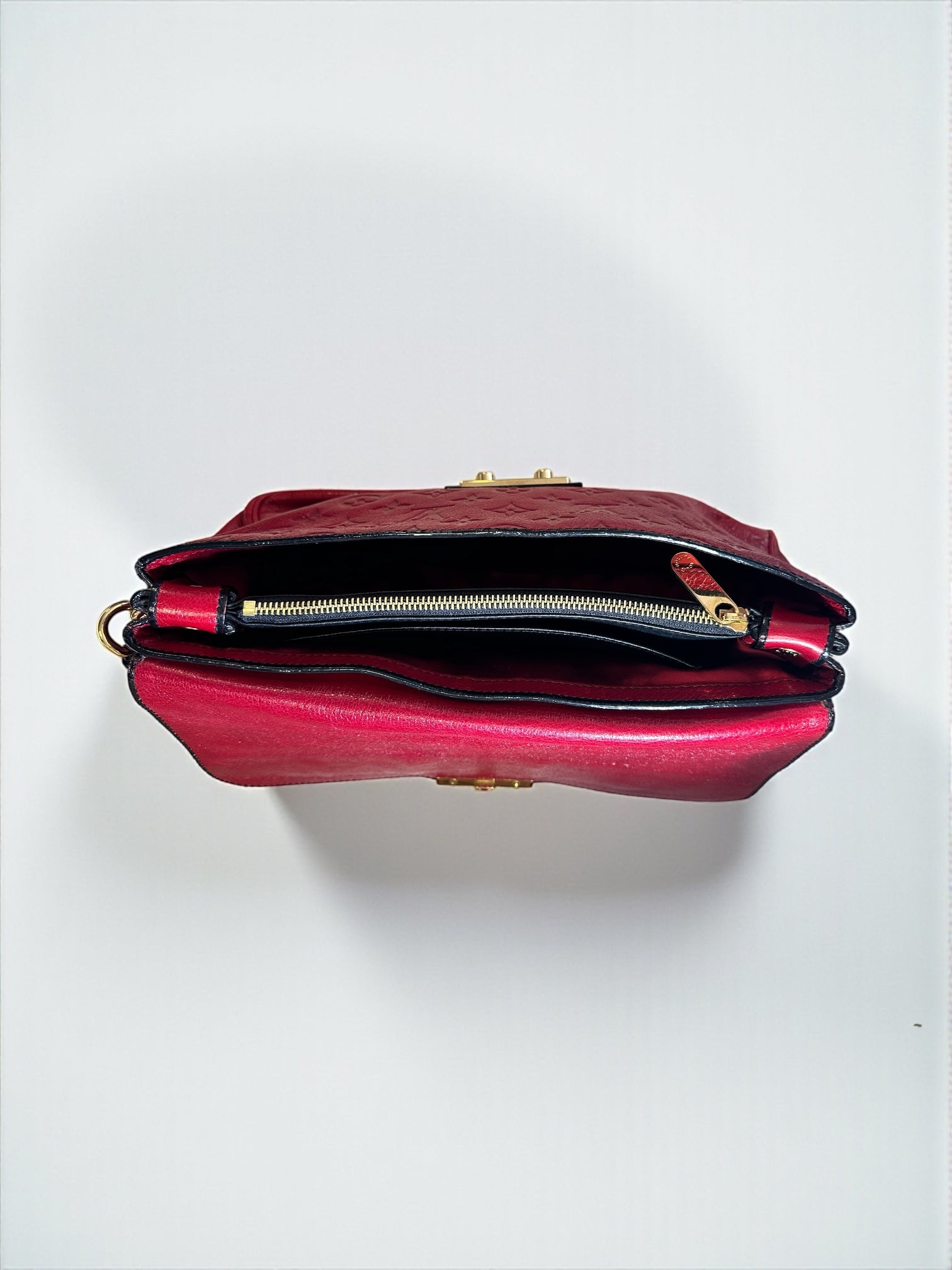 Sac Louis Vuitton My Deer Rebelle rouge, collection 2009-2010, en cuir embossé monogramme. Très bon état. Pièce rare. Livraison sécurisée.