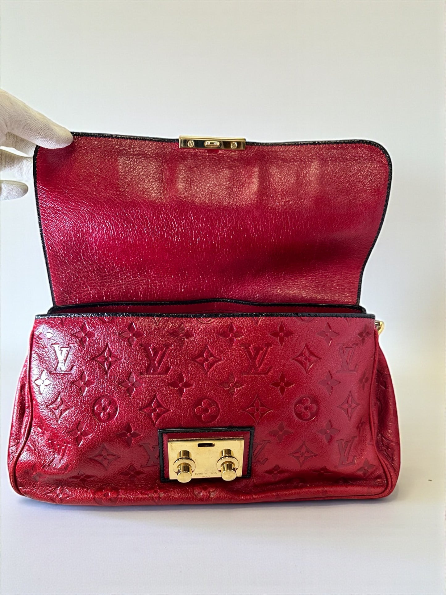 Sac Louis Vuitton My Deer Rebelle rouge, collection 2009-2010, en cuir embossé monogramme. Très bon état. Pièce rare. Livraison sécurisée.