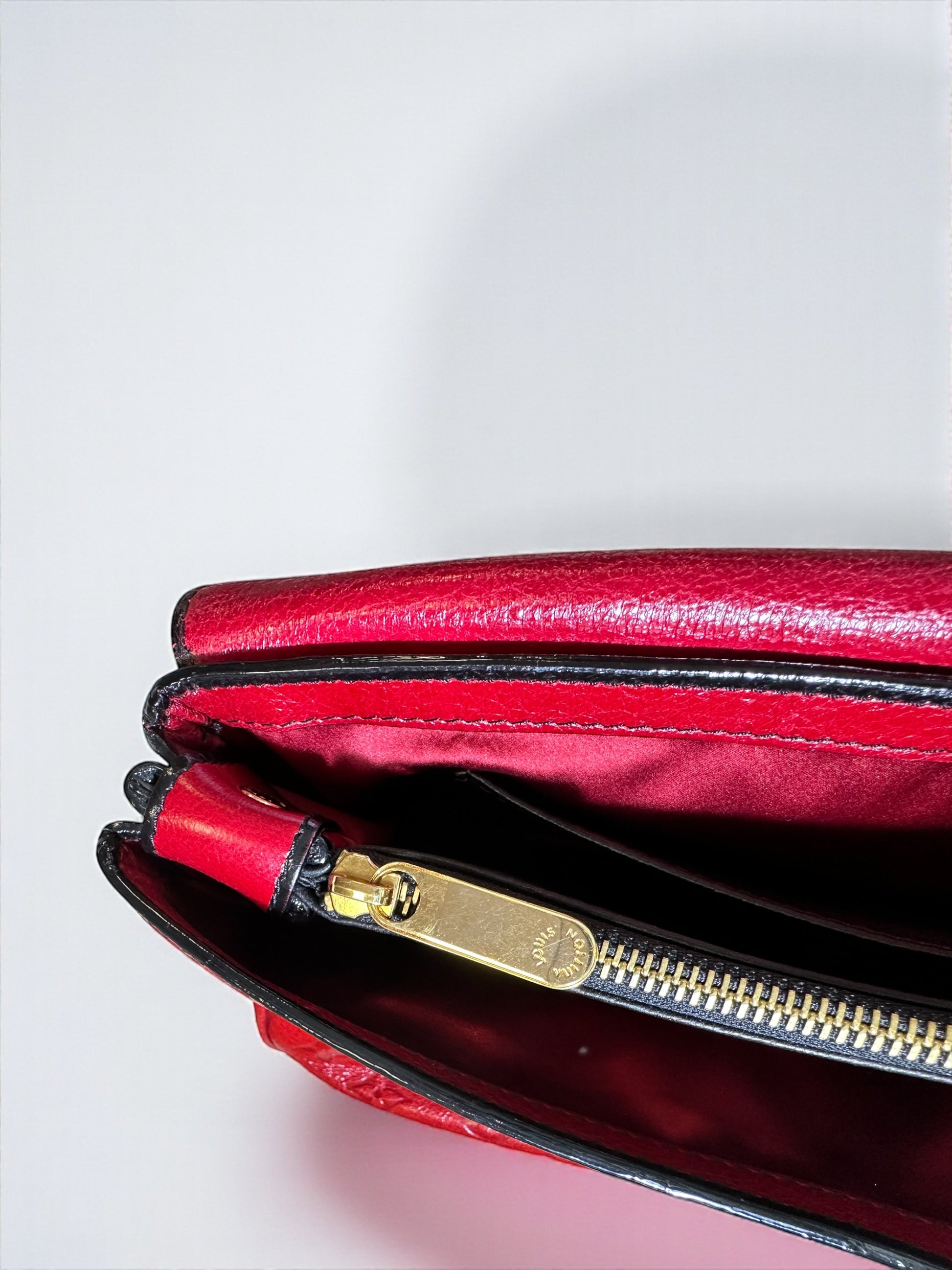 Sac Louis Vuitton My Deer Rebelle rouge, collection 2009-2010, en cuir embossé monogramme. Très bon état. Pièce rare. Livraison sécurisée.