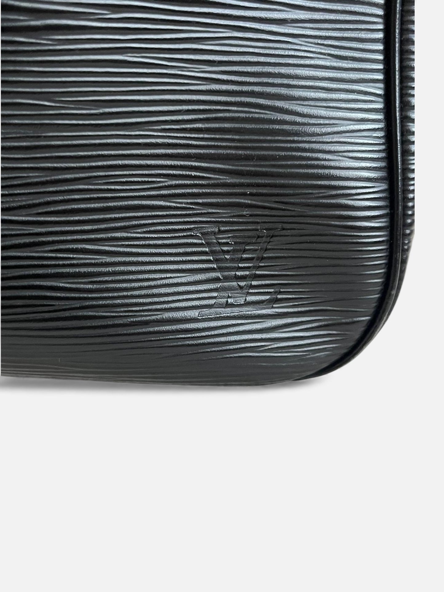 Sac Louis Vuitton Passy en cuir Épi noir seconde main – Héritage du Luxe